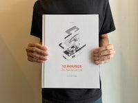 a man is holding up a book with the title'twenty minutes architect'